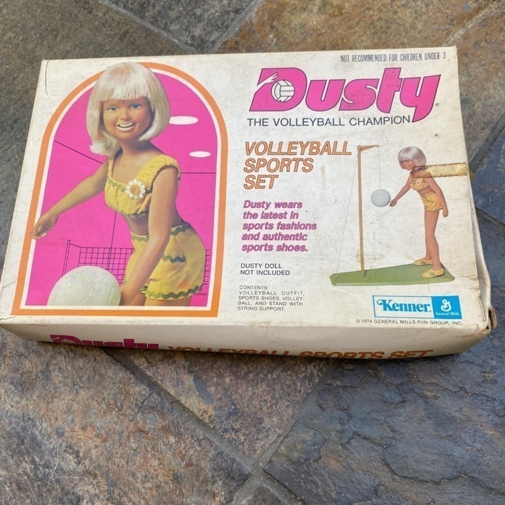 VINTAGE KENNER DUSTY 1974 ACCESSORY VOLLEYBALL SPORTS SET WITH OUTFIT- NO DOLL